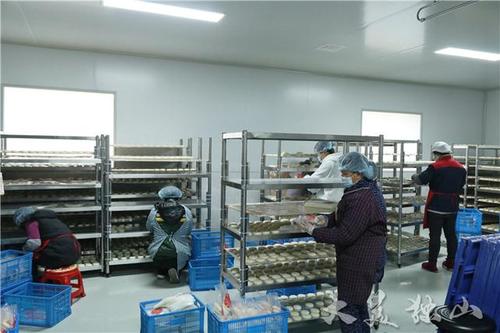 独山电商农产品加工中心:糍粑土货搭电商快车出大山